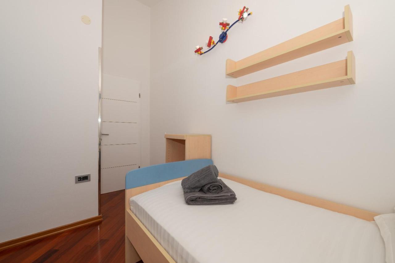 Apartments Luka Toni Krvavica Eksteriør billede
