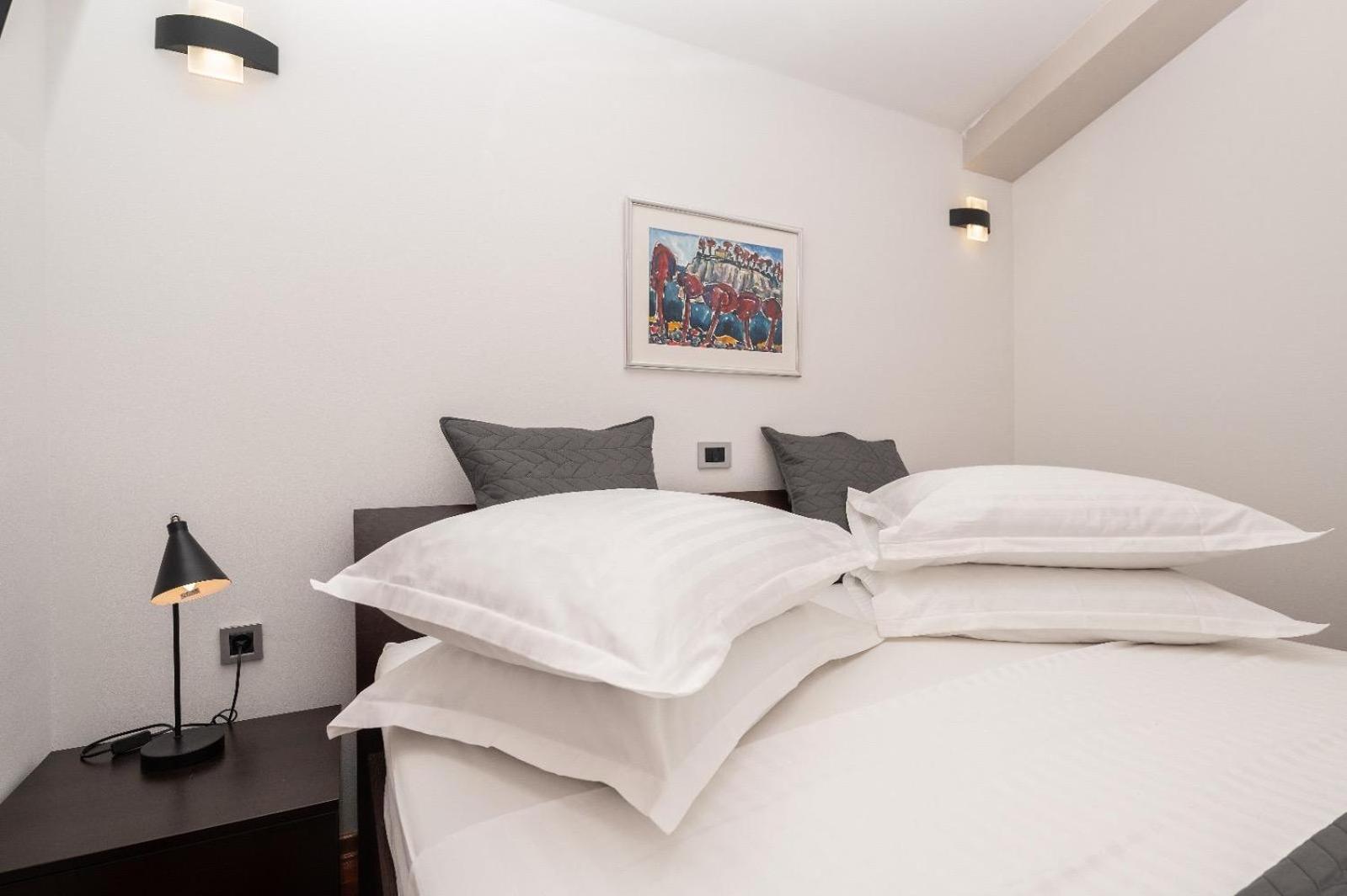Apartments Luka Toni Krvavica Eksteriør billede